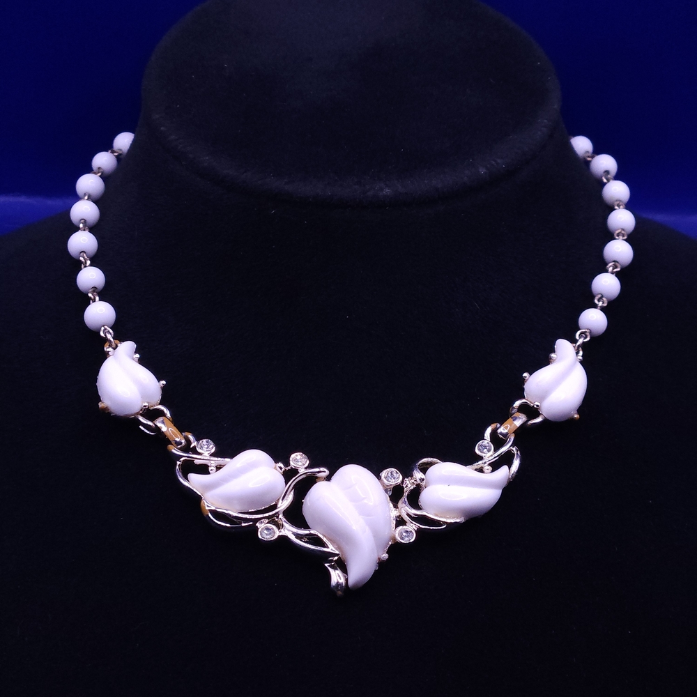 Vintage KRAMER White Floral Necklace with Gold-Tone Detail